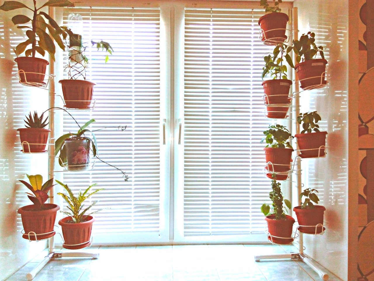 подставка на окно угловая металлическая с ножками. Фото N16