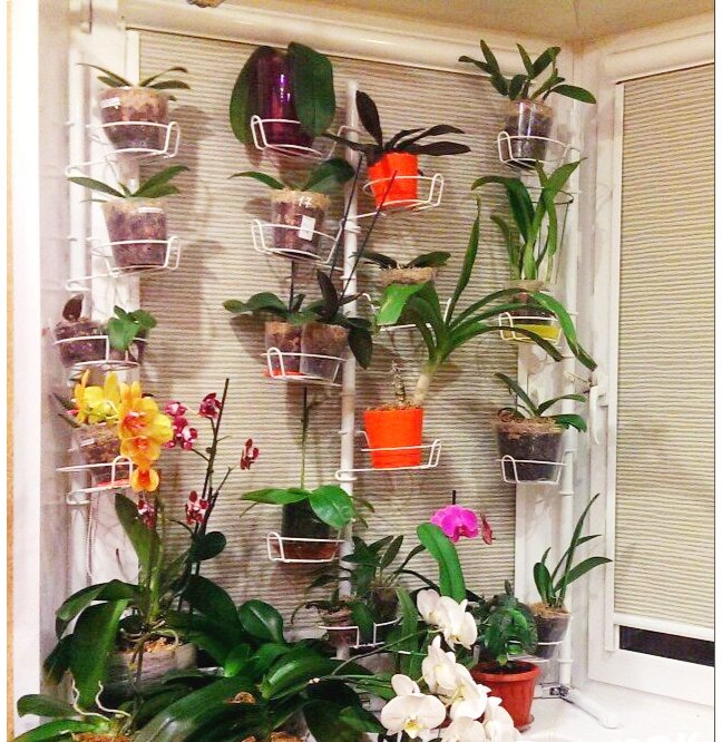 металлическая подставка на окно вместительная. Фото N5