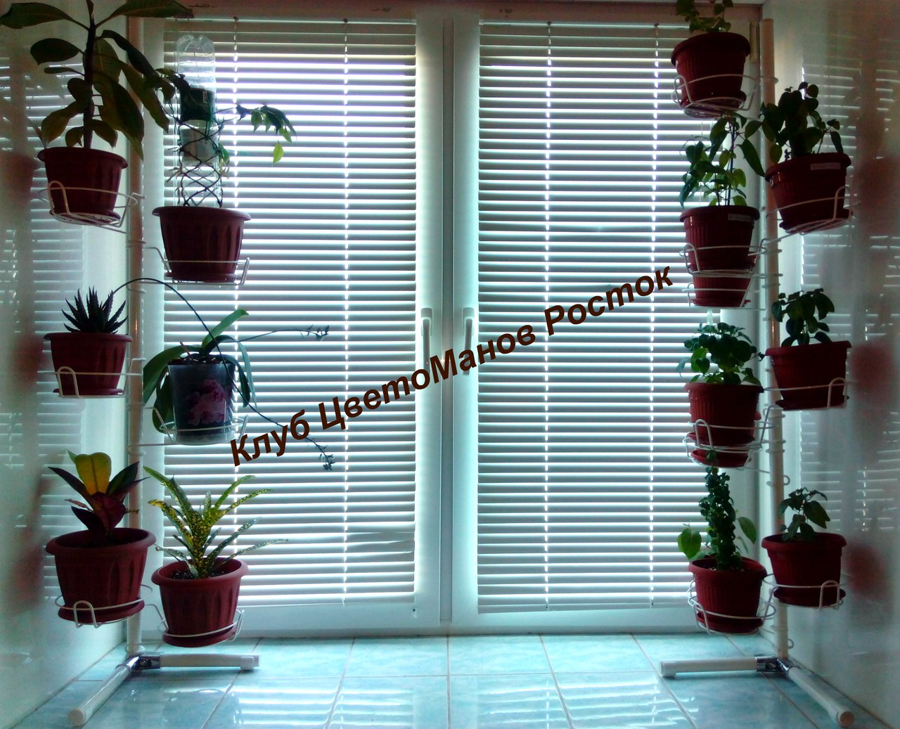 подставка на окно угловая металлическая с ножками. Фото N7