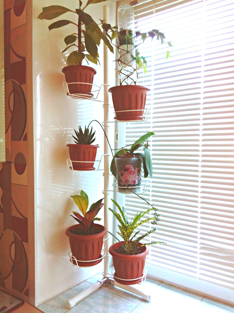 подставка на окно угловая металлическая с ножками. Фото N17