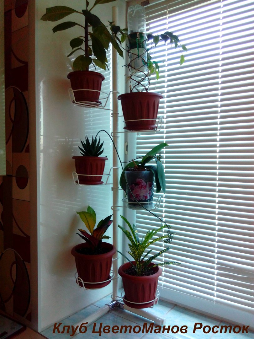 подставка на окно угловая металлическая с ножками. Фото N8